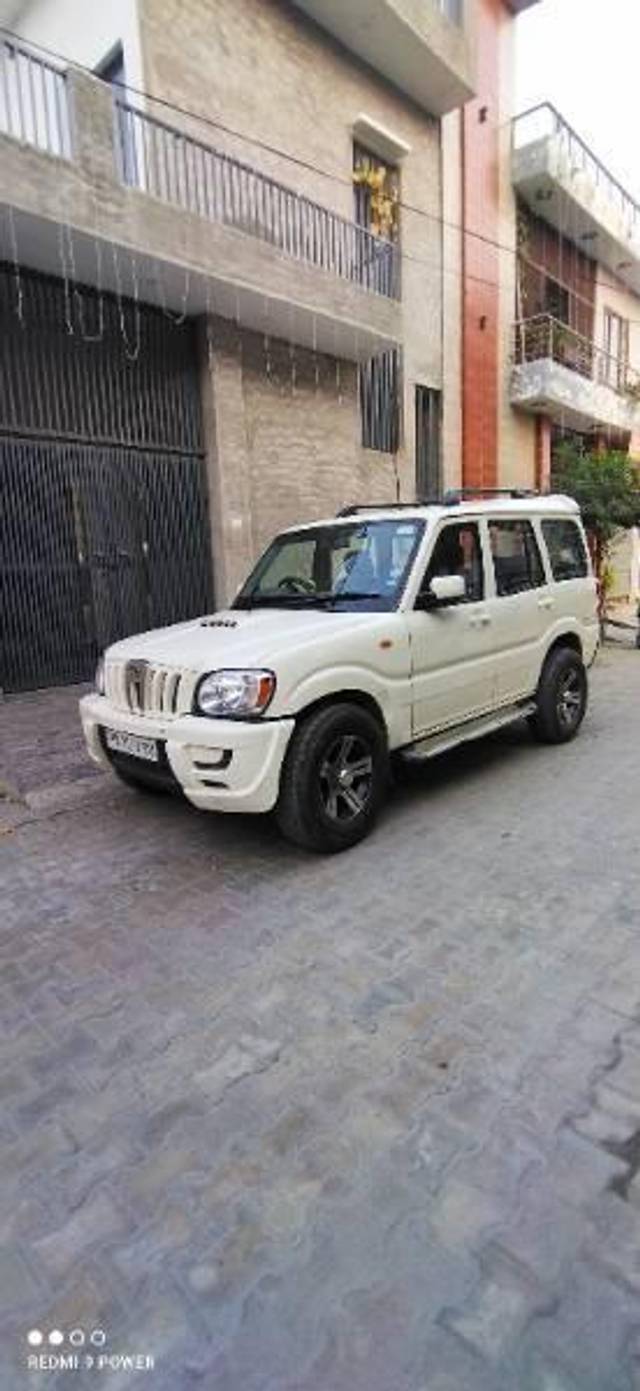 https://images10.gaadi.com/usedcar_image/4205183/original/processed_18379c8e-0f4c-4f08-915c-b4ee19c59289.jpg?imwidth=6402