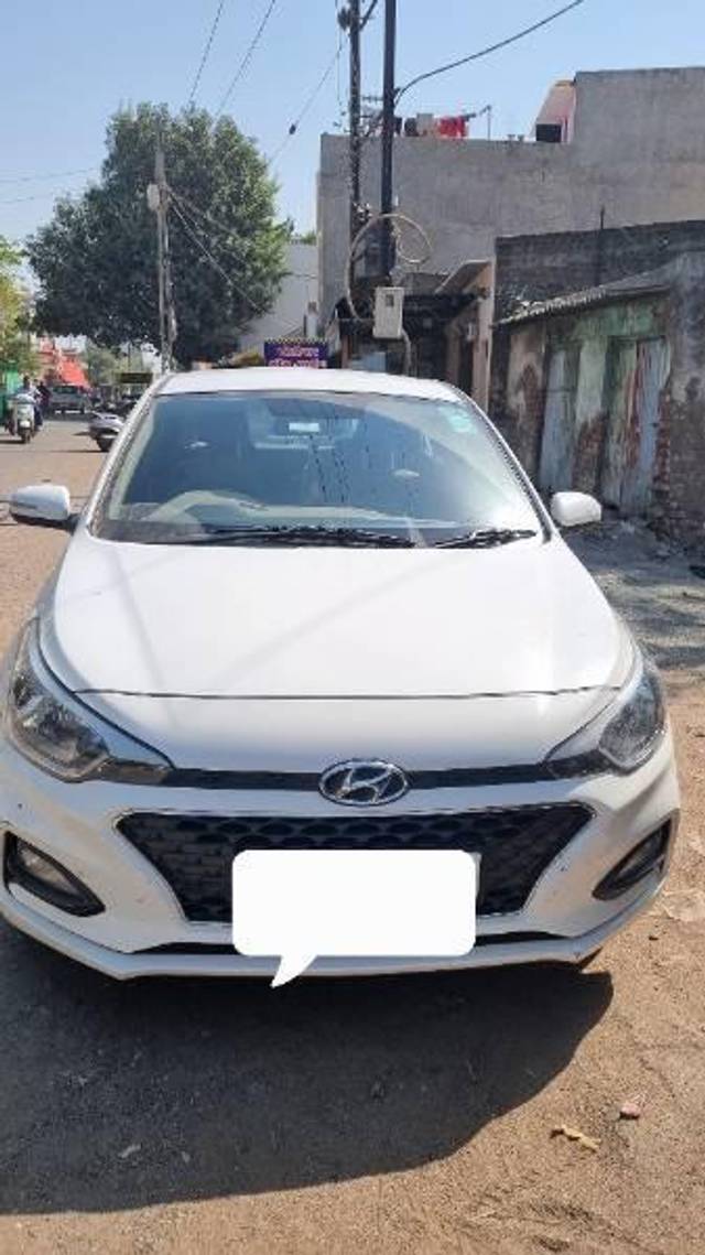 https://images10.gaadi.com/usedcar_image/4205292/original/processed_093e0c86-4e5c-4700-801d-29ea53650256.jpg?imwidth=6400