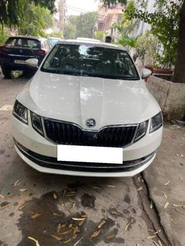 https://images10.gaadi.com/usedcar_image/4205383/original/209a65b77b460dc3ff7a2f8522765a71.jpg?imwidth=6400