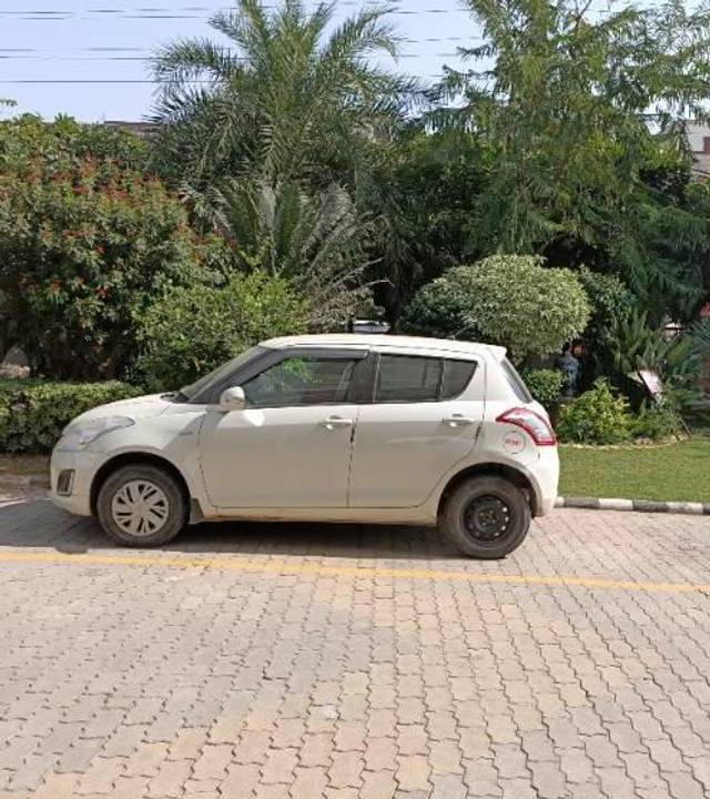 https://images10.gaadi.com/usedcar_image/4205403/original/processed_ffce4008-a9ef-4238-8b89-e71261966065.jpg?imwidth=6401