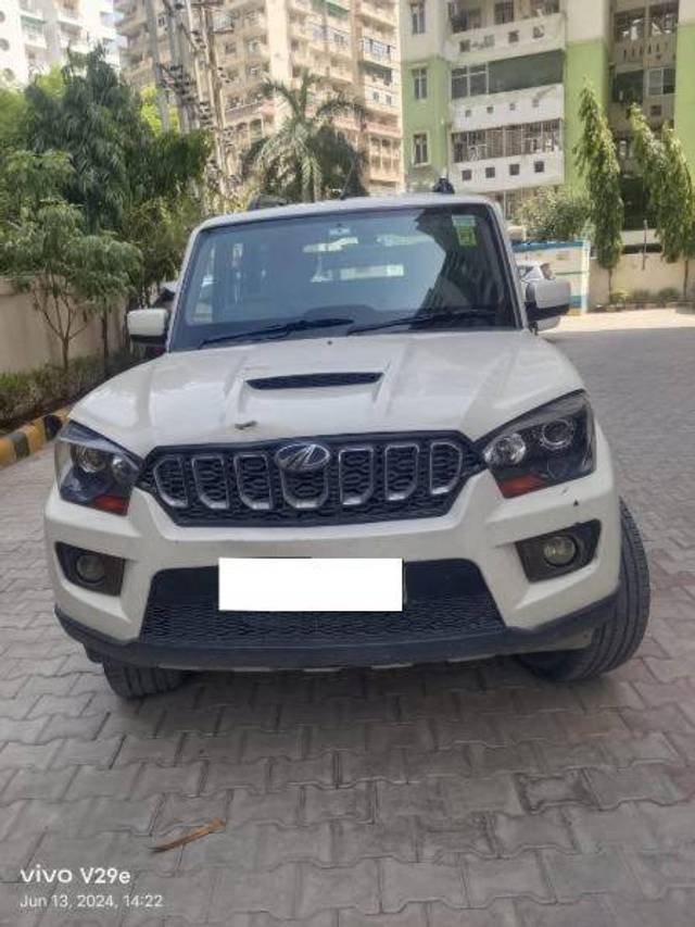 https://images10.gaadi.com/usedcar_image/4205797/original/5b58355accf2ed0ebd06572991c44184.jpg?imwidth=6400