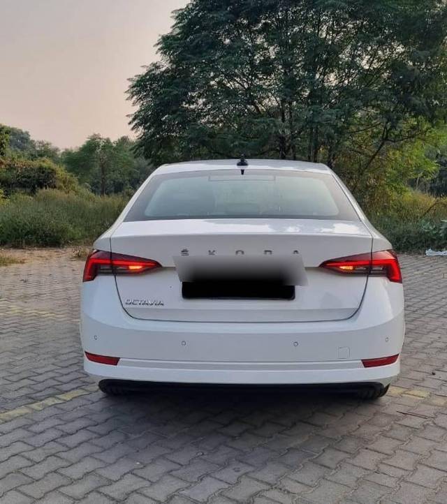 https://images10.gaadi.com/usedcar_image/4205916/original/processed_1ce04d8ab0c0fd0677a347d6b5e933ac.jpg?imwidth=6402