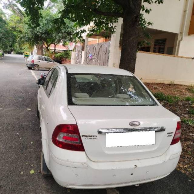 https://images10.gaadi.com/usedcar_image/4205999/original/processed_803b2983-7cf8-4872-b6f2-a5c70fd64394.jpg?imwidth=6402