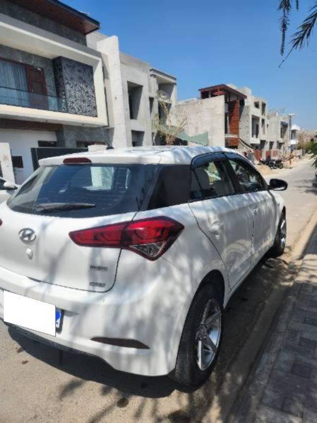 https://images10.gaadi.com/usedcar_image/4206165/original/processed_16677453-eb2d-41f1-9fcc-2ddbcdca0658.jpg?imwidth=6400