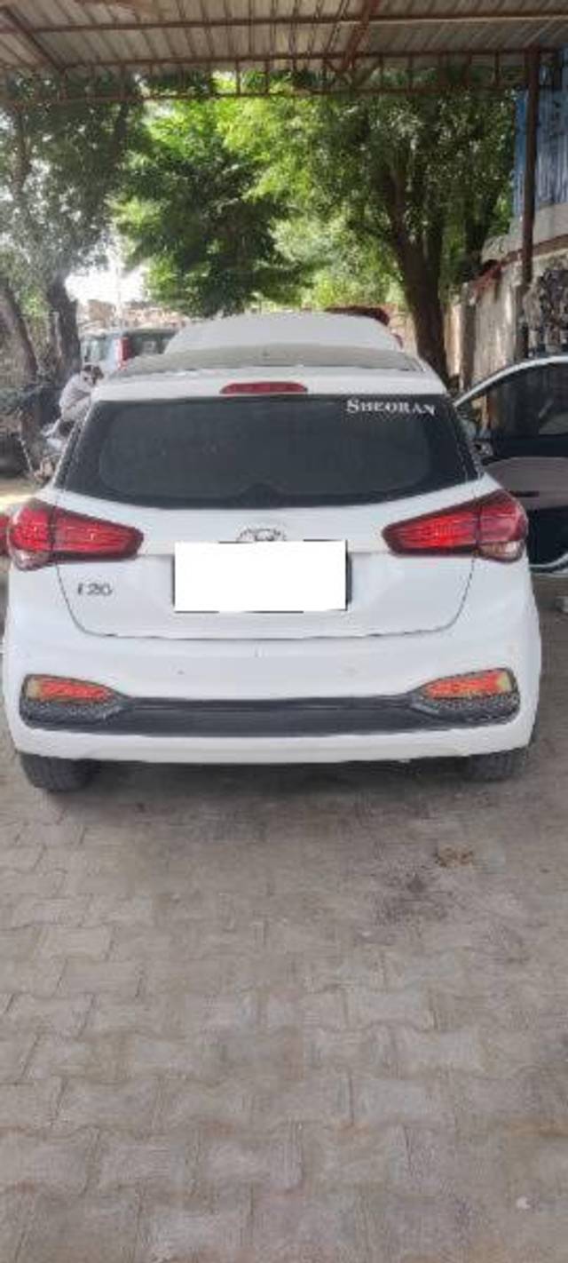 https://images10.gaadi.com/usedcar_image/4206188/original/processed_b57279dd-442d-4ba7-bf0e-13b0ac07bed2.jpg?imwidth=6401