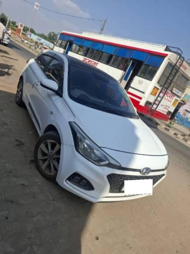 https://images10.gaadi.com/usedcar_image/4206188/original/processed_b855033e-011a-4092-a122-9a8882f9d0b0.jpg?imwidth=6400