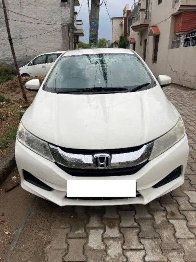 https://images10.gaadi.com/usedcar_image/4206270/original/processed_d009f743-df9c-4477-aa87-24096e998b15.jpg?imwidth=6402