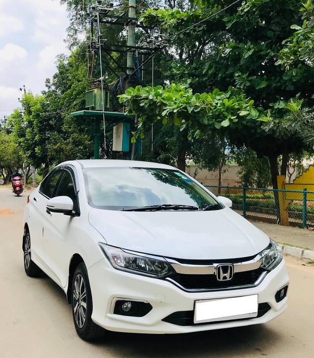 https://images10.gaadi.com/usedcar_image/4206659/original/processed_1781dd9b8ef9e94652aa6a9be0601130.jpeg?imwidth=6400