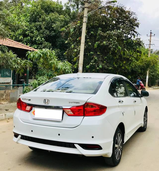 https://images10.gaadi.com/usedcar_image/4206659/original/processed_5310bc25545c65ccc624fde9ce293c06.jpeg?imwidth=6402