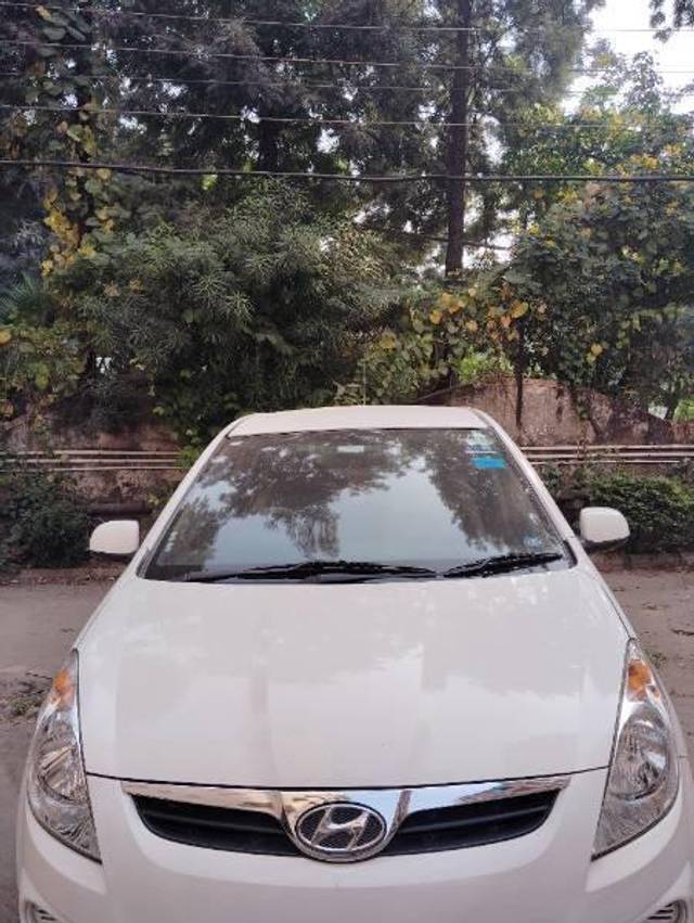 https://images10.gaadi.com/usedcar_image/4207119/original/processed_a03b4acb-6bbf-4099-8fc3-fd7340d365ae.jpg?imwidth=6402