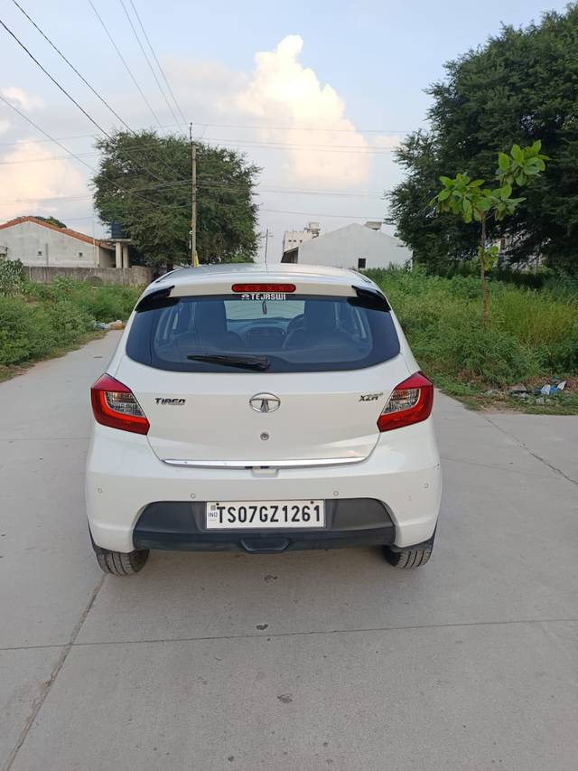 https://images10.gaadi.com/usedcar_image/4207166/original/8f8887ab6602970d653c26b3c1512a44.jpg?imwidth=6402