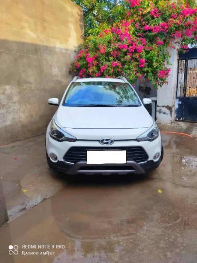 https://images10.gaadi.com/usedcar_image/4207277/original/processed_9449834a-edaa-49c9-9aab-487307257e39.jpg?imwidth=6402