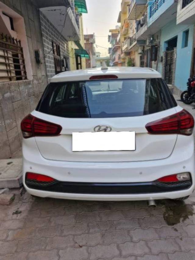 https://images10.gaadi.com/usedcar_image/4207333/original/processed_0b984d32-2057-4e2e-8973-f88fb2a590b4.jpeg?imwidth=6402