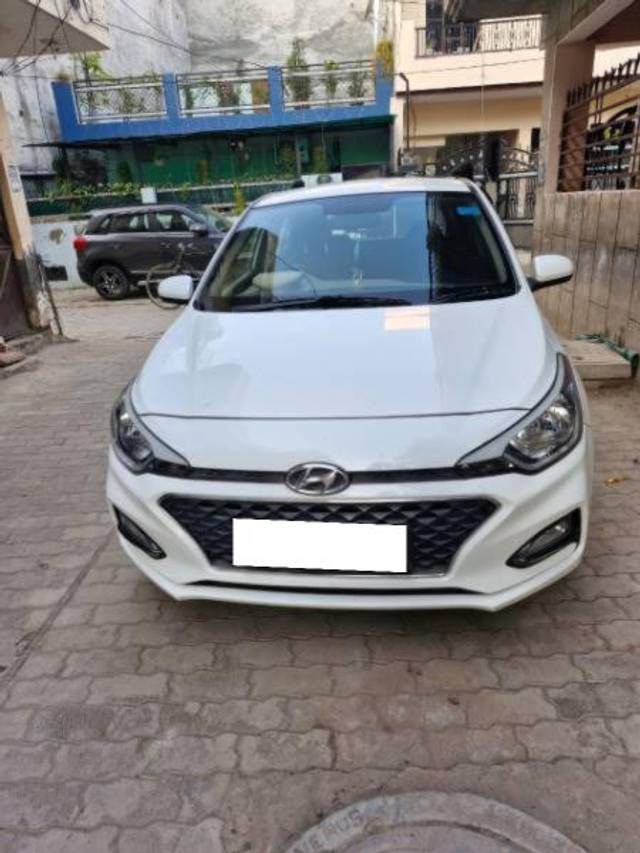 https://images10.gaadi.com/usedcar_image/4207333/original/processed_bafb75fe-2697-40e6-87a6-78d937a0dbd8.jpeg?imwidth=6400