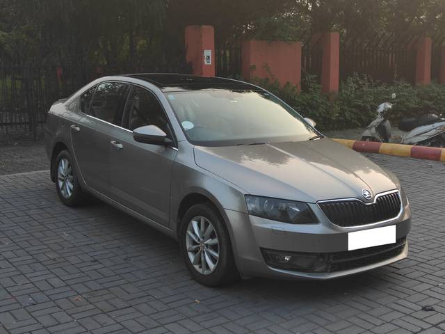 https://images10.gaadi.com/usedcar_image/4207436/original/processed_2ccb7e88a93fccc7172897d6f67fbb37.jpg?imwidth=6400