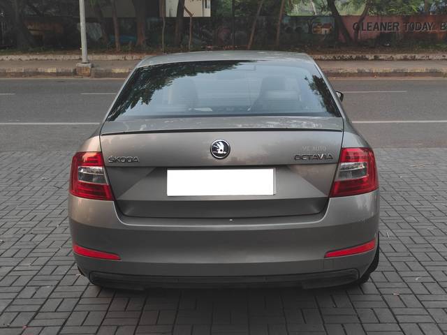 https://images10.gaadi.com/usedcar_image/4207436/original/processed_c9f0850725ba186891a832f29e4e6f85.jpg?imwidth=6402