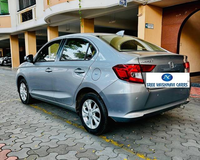 https://images10.gaadi.com/usedcar_image/4207582/original/processed_59b055f86b8976c8b521f26f28b17f9c.jpeg?imwidth=6402