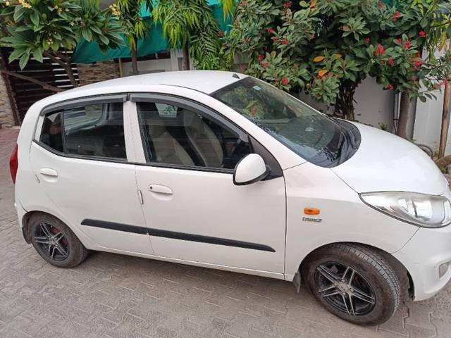 https://images10.gaadi.com/usedcar_image/4208061/original/processed_0c16ed1b-1344-417f-9b63-855cff931f63.jpg?imwidth=6401