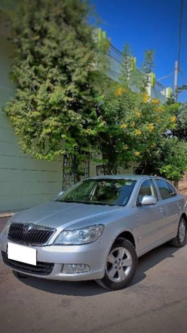 https://images10.gaadi.com/usedcar_image/4208105/original/processed_45853863-6ae2-4a39-9263-dfcd9256fb14.jpg?imwidth=6401