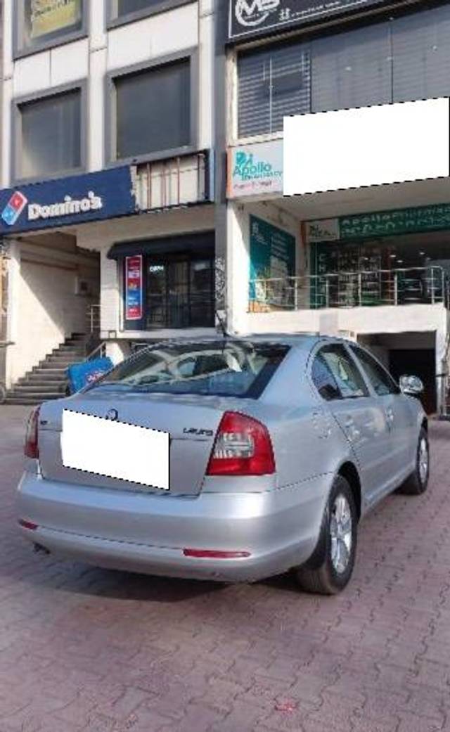 https://images10.gaadi.com/usedcar_image/4208105/original/processed_9fe2c018-2edb-4bd2-a892-fcd8655de38e.jpg?imwidth=6402