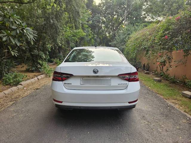 https://images10.gaadi.com/usedcar_image/4208168/original/09be9a36e72670ae679382b369b911b6.jpg?imwidth=6401