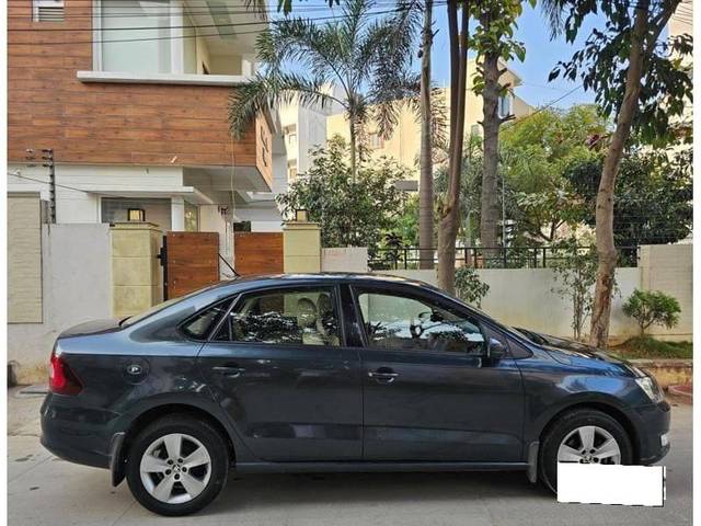 https://images10.gaadi.com/usedcar_image/4208302/original/processed_e93aab3d-3a9d-4729-8d80-fae46322ad4a.jpg?imwidth=6401