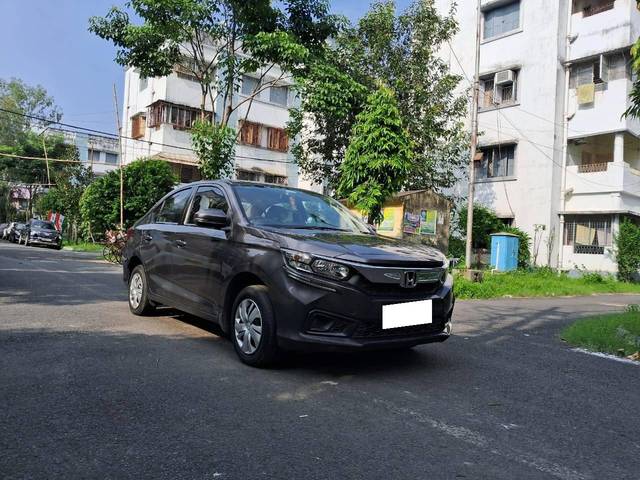 https://images10.gaadi.com/usedcar_image/4208368/original/processed_9d7c6caf98efc2af8c2b816654e5f2cb.jpg?imwidth=6400