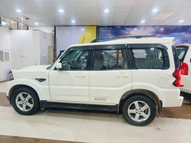 https://images10.gaadi.com/usedcar_image/4208513/original/processed_6a28fa8c211848196ec51a45144fcb3e.jpg?imwidth=6402