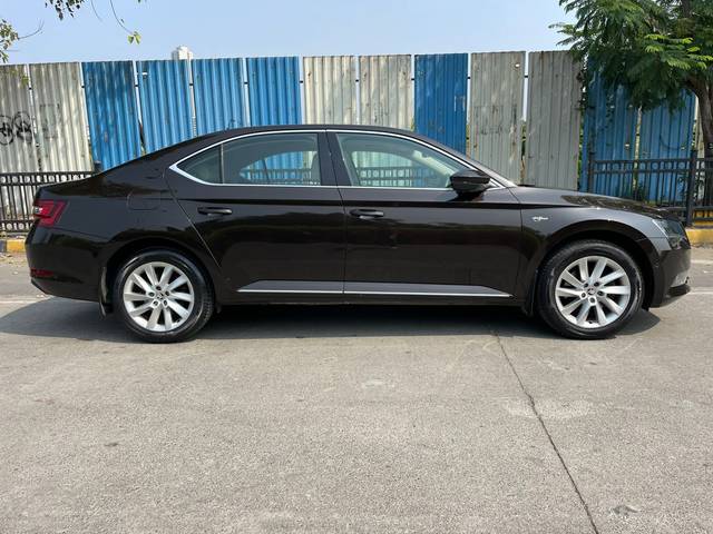 https://images10.gaadi.com/usedcar_image/4208712/original/2cf669217584495fc7c2f95ce84de94a.jpg?imwidth=6401