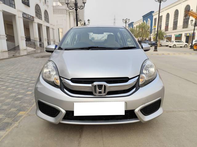 https://images10.gaadi.com/usedcar_image/4208758/original/processed_666a8dc47c4008c559af32ad00260ed7.jpg?imwidth=6401