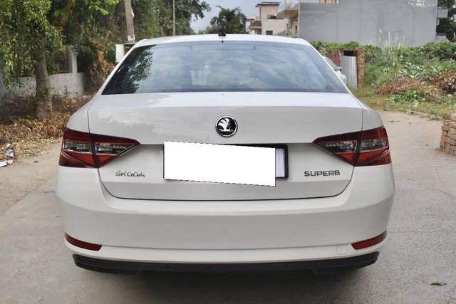 https://images10.gaadi.com/usedcar_image/4209019/original/processed_5a28c2f931fb0ab135ecc86aac4c9542.jpg?imwidth=6402