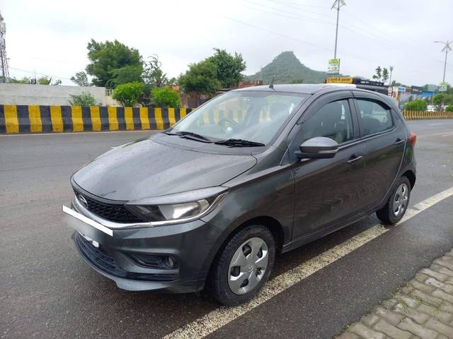 https://images10.gaadi.com/usedcar_image/4209035/original/processed_160dcc2dc0dc571648b0d4368ffb4fbd.jpg?imwidth=6402