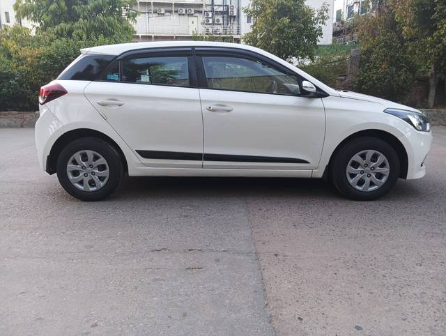 https://images10.gaadi.com/usedcar_image/4209221/original/e2f3c6b1f3a442b998cf151f38df30ab.jpg?imwidth=6401