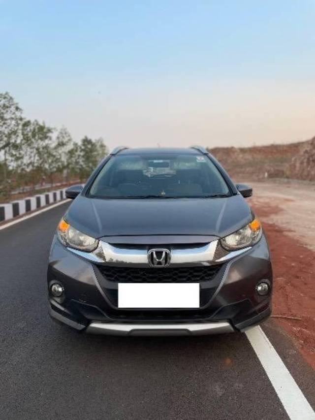 https://images10.gaadi.com/usedcar_image/4209278/original/processed_130faede-0ede-46cf-a164-ea2d5ea746c8.jpeg?imwidth=6402