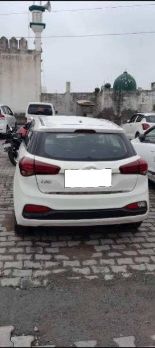 https://images10.gaadi.com/usedcar_image/4209292/original/processed_1551b9b3-7849-44e9-b913-2859a6bf04db.jpg?imwidth=6401