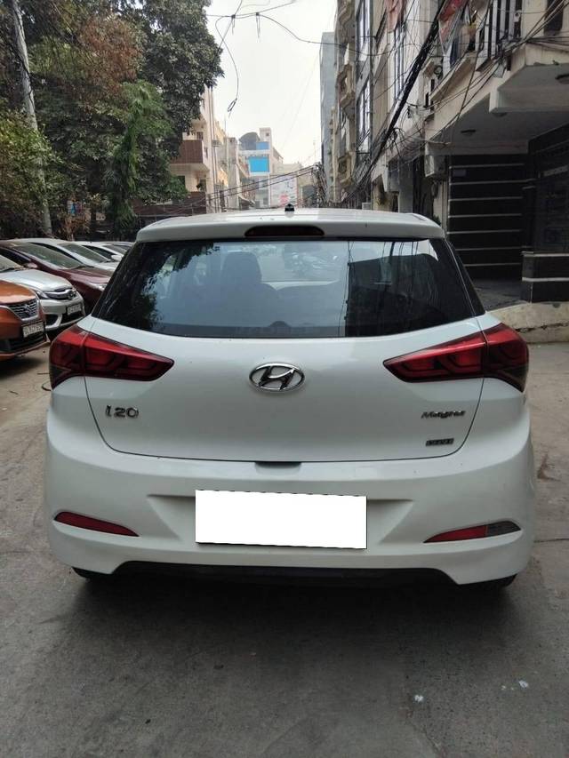 https://images10.gaadi.com/usedcar_image/4210095/original/processed_ce0c1efe65da679bdf97ddda7973bb9c.jpg?imwidth=6401