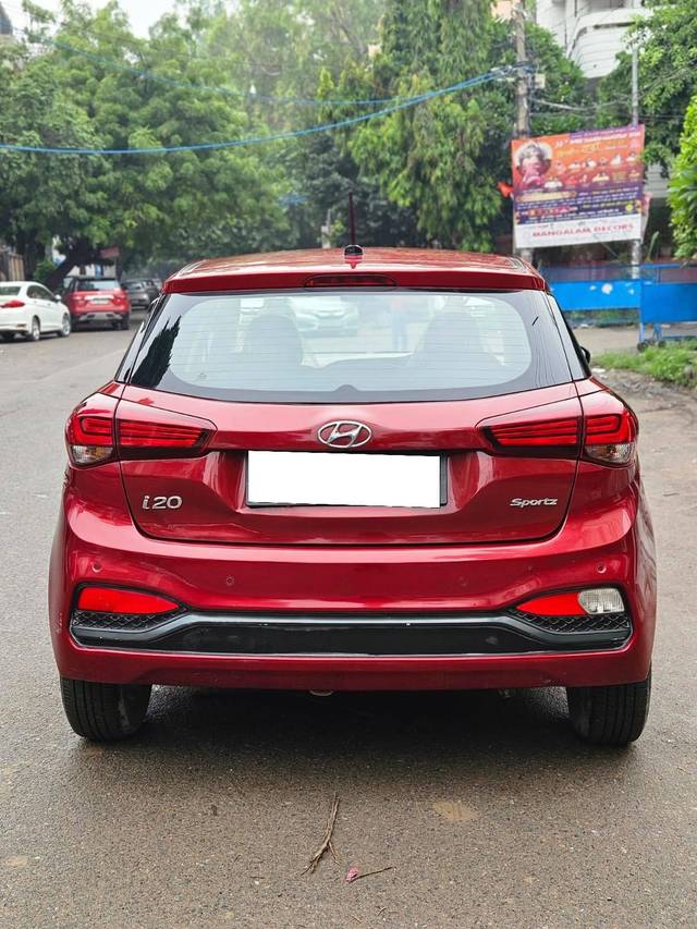 https://images10.gaadi.com/usedcar_image/4210128/original/processed_8dab19dbfaa9973fa40e1ba9d8a137b1.jpg?imwidth=6402