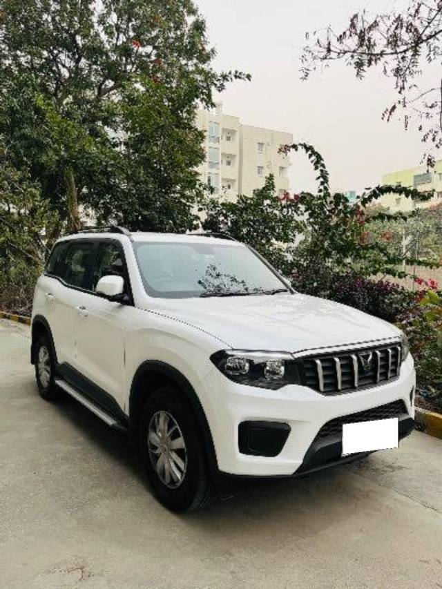 https://images10.gaadi.com/usedcar_image/4210295/original/processed_fccef932-a838-4212-9b32-9407c4aef30b.jpg?imwidth=6400