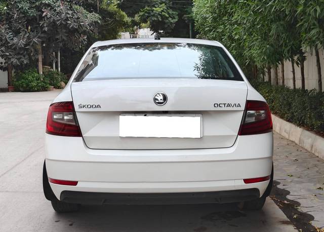 https://images10.gaadi.com/usedcar_image/4210426/original/processed_9593e0d502b0451ba171a4e28e5bba35.jpg?imwidth=6402