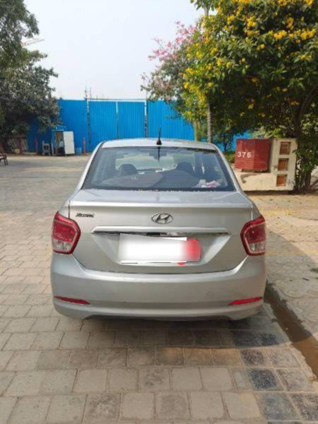 https://images10.gaadi.com/usedcar_image/4210507/original/processed_652395e6440da865f40995a93d82ce5f.jpg?imwidth=6402