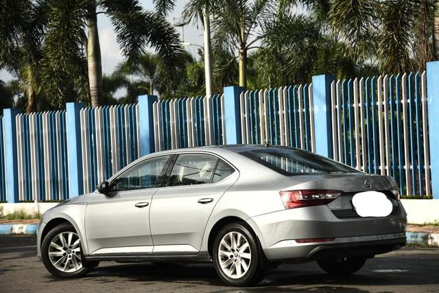 https://images10.gaadi.com/usedcar_image/4210519/original/025434d0e9bd05a417bec7e4b2765135.jpg?imwidth=6402