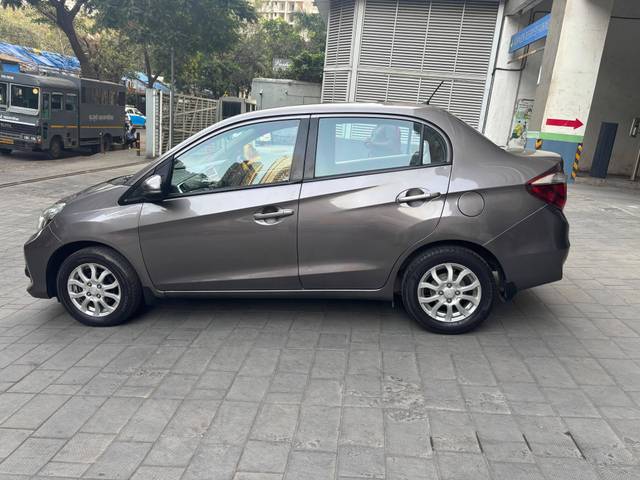 https://images10.gaadi.com/usedcar_image/4210530/original/processed_f841741fd992a5fa13183396fe3d35cd.jpg?imwidth=6402