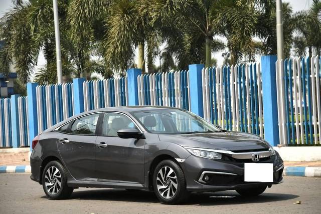 https://images10.gaadi.com/usedcar_image/4210555/original/processed_aa51cf26ba19071bd21703c2b53ad8ea.jpg?imwidth=6400