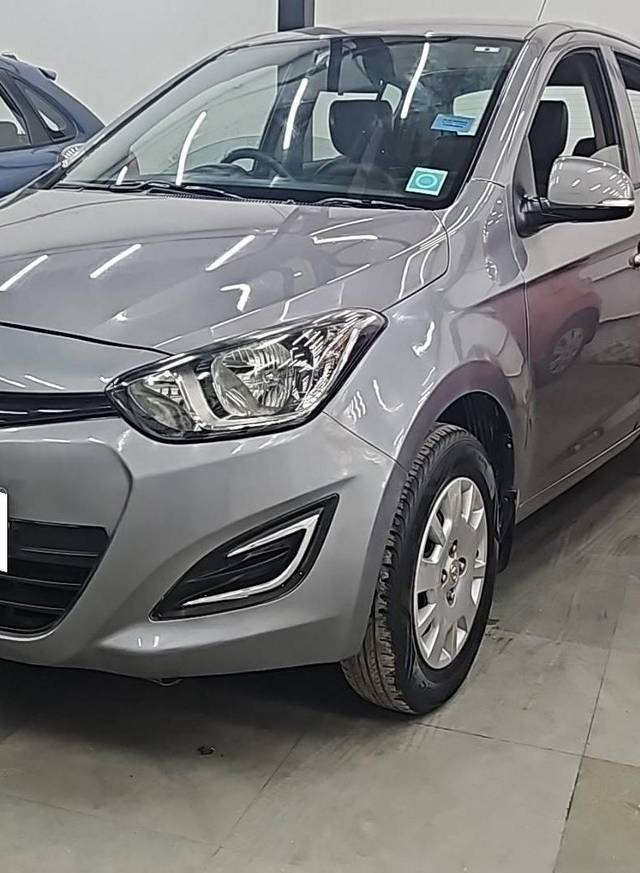 https://images10.gaadi.com/usedcar_image/4210796/original/processed_15cfdb6519f63fe1e76f38a3cbd86b3d.jpg?imwidth=6401