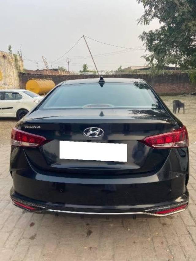 https://images10.gaadi.com/usedcar_image/4211041/original/processed_98f6969a-8857-493a-a245-25ed32dbd684.jpeg?imwidth=6402