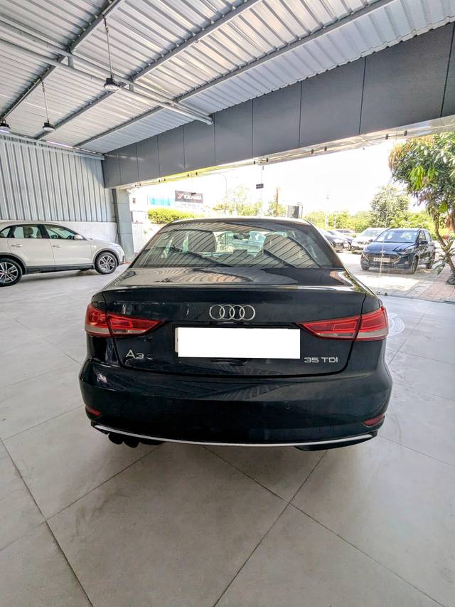 https://images10.gaadi.com/usedcar_image/4211431/original/processed_c9e2e1a43991f49fcdb0fe5385bce912.jpg?imwidth=6401