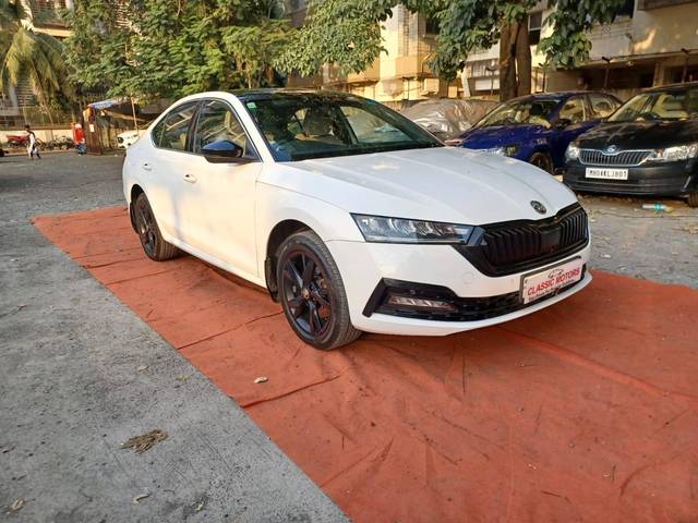 https://images10.gaadi.com/usedcar_image/4211450/original/processed_e0e8bef4a36220efe8e836e2e0a83052.jpeg?imwidth=6400