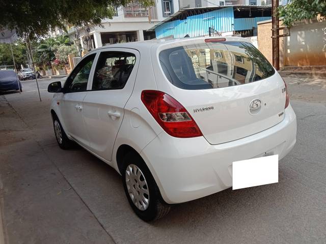 https://images10.gaadi.com/usedcar_image/4211515/original/processed_b428cb0a2ca3400d07fc41c6901a734e.jpg?imwidth=6402