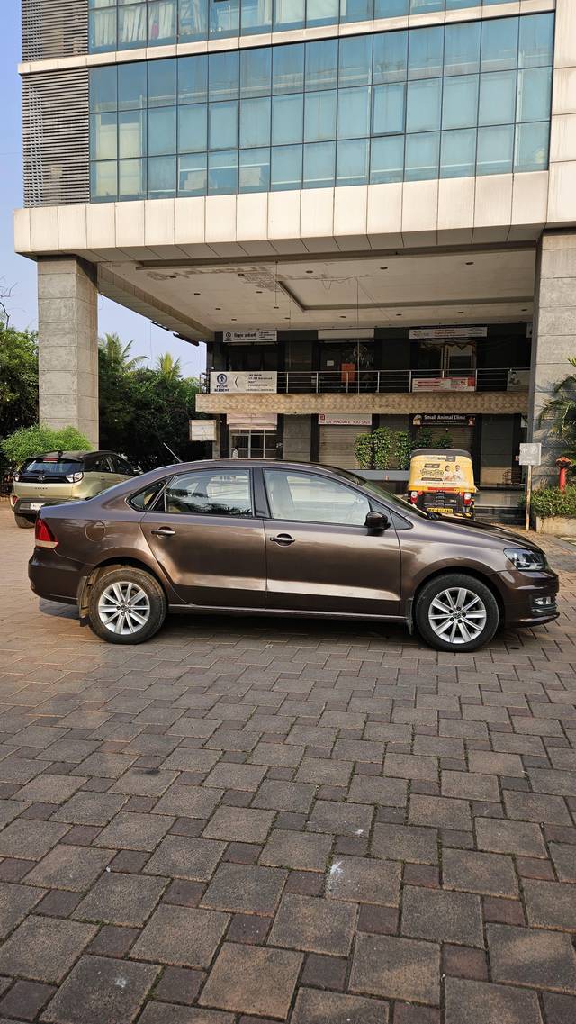 https://images10.gaadi.com/usedcar_image/4211586/original/processed_8aa9c4ad86f0219956483a15a46efdb9.jpg?imwidth=6401