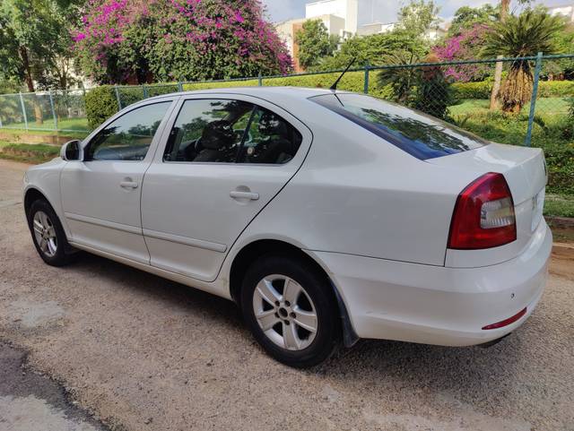 https://images10.gaadi.com/usedcar_image/4211661/original/8f85926470d300d43db0618e1be70480.jpg?imwidth=6402